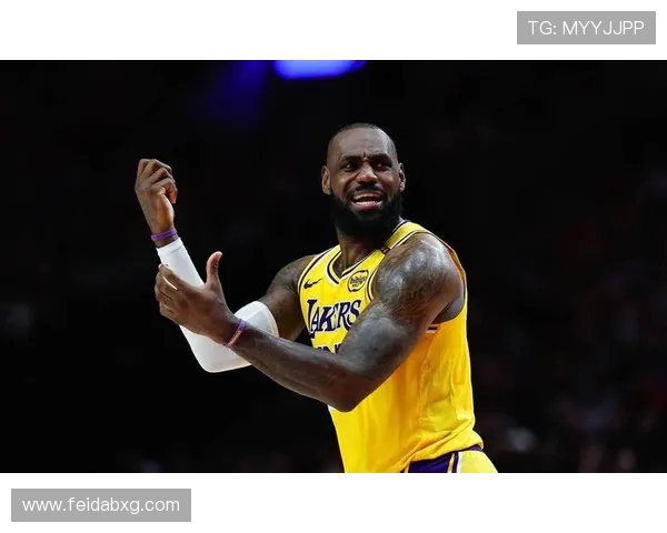 詹姆斯专注高尔夫比赛无心篮球事务未来运动方向引关注